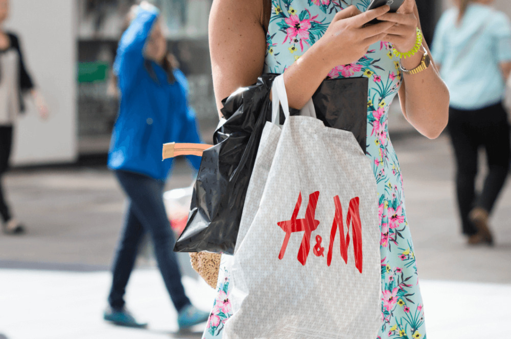 H&M tiene bolso shopper de pelo que está causando furor por su extrema suavidad