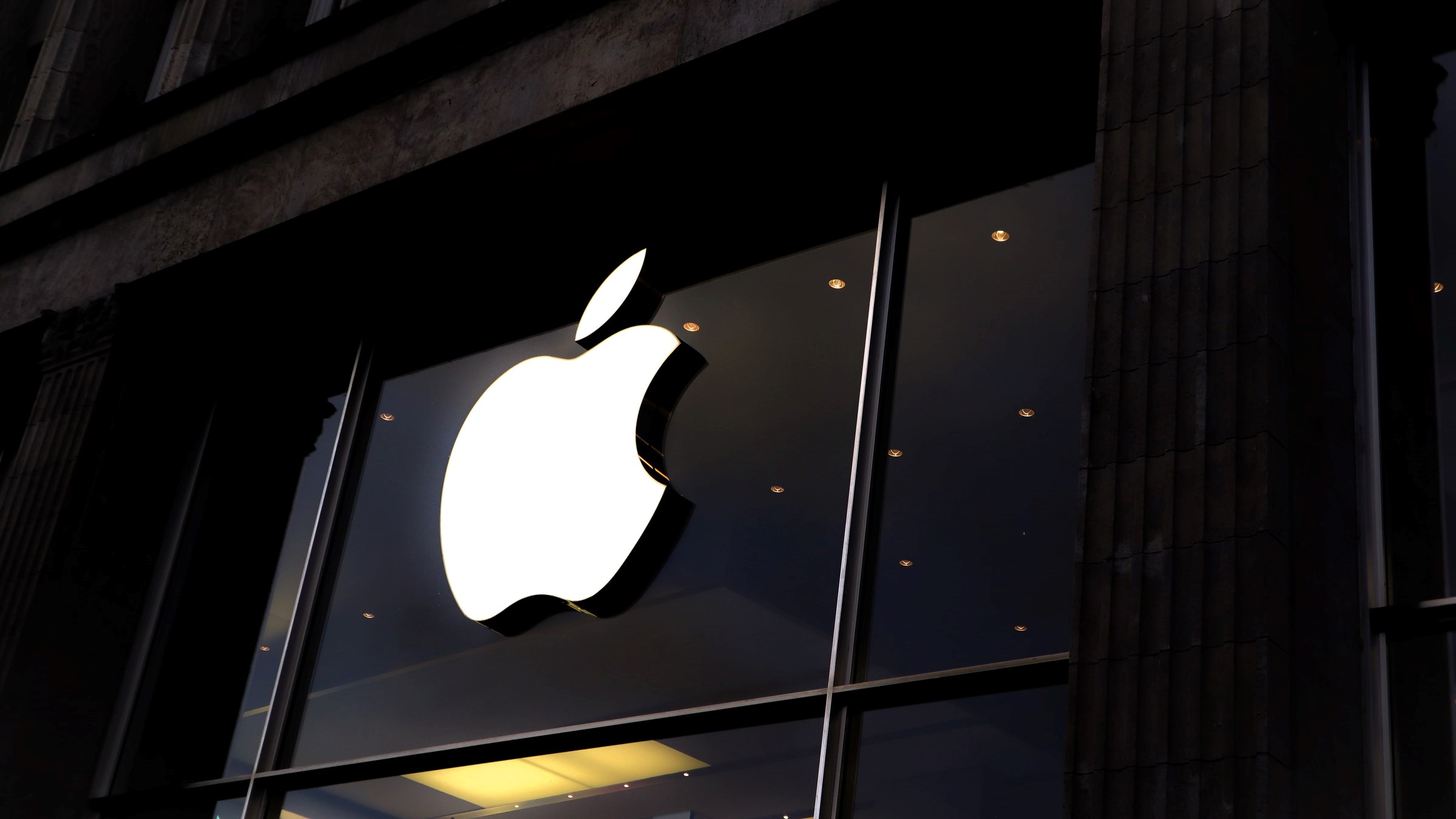 Tienda de Apple de color negro con el logotipo de la marca en blanco.