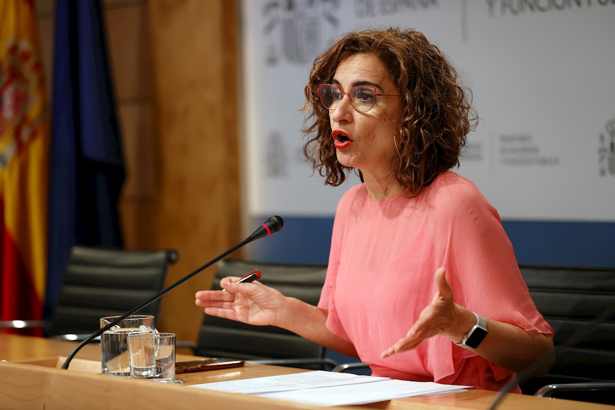 La ministra de Hacienda y Función Pública, María Jesús Montero, atiende a la prensa tras reunirse por vía telemática con las comunidades autónomas en la Conferencia Sectorial del Plan de Recuperación, Transformación y Resiliencia, para abordar el reparto territorial de los fondos europeos que recibirá España este año. EFE/Chema Moya