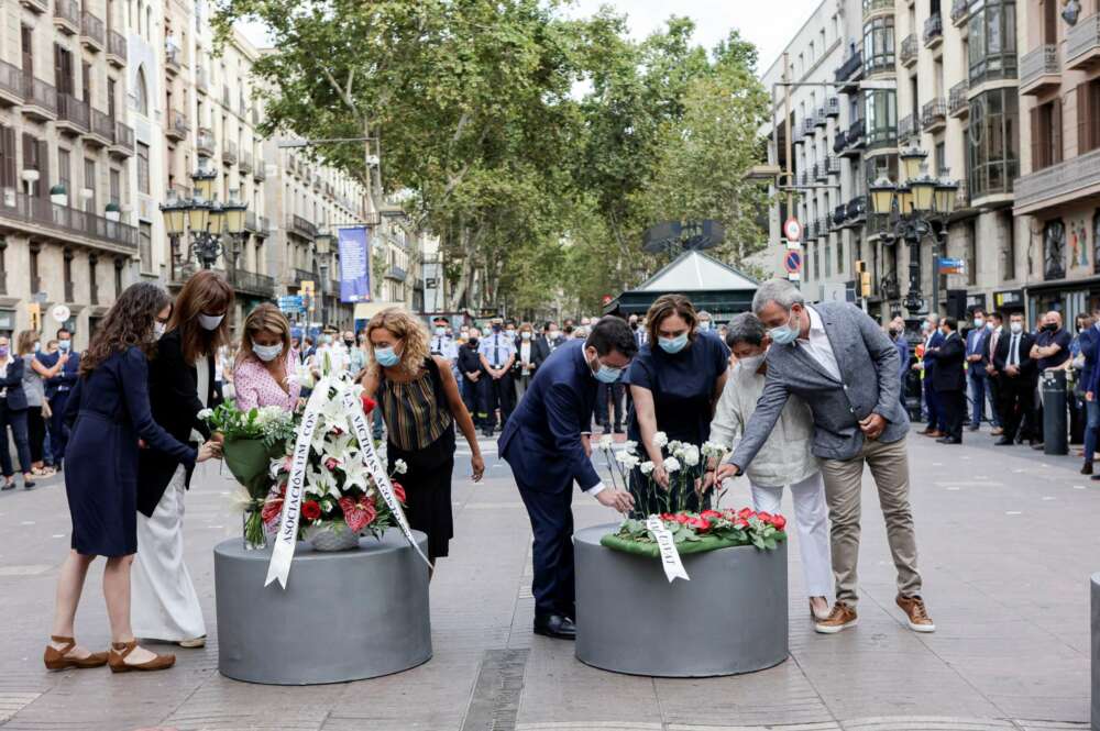 El presidente de la Generalitat, Pere Aragonés (c), acompañado por la alcaldesa de Barcelona, Ada Colau, la presidenta del congreso de los diputados, Meritxell Batet, la ministra de Transportes, Raquel Sánchez, la presidenta del Parlamento de Cataluña, Laura Borrás y la delegada del Gobierno en Cataluña, Teresa Cunillera y el primer teniente de alcalde, Jaume Collboni (d), asistieron esta mañana al acto conmemorativo del cuarto aniversario de los atentados terroristas del 17 de agosto del 2017. EFE/Quique Garcia