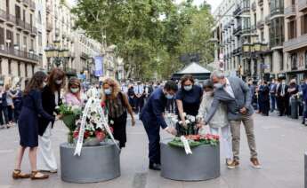 El presidente de la Generalitat, Pere Aragonés (c), acompañado por la alcaldesa de Barcelona, Ada Colau, la presidenta del congreso de los diputados, Meritxell Batet, la ministra de Transportes, Raquel Sánchez, la presidenta del Parlamento de Cataluña, Laura Borrás y la delegada del Gobierno en Cataluña, Teresa Cunillera y el primer teniente de alcalde, Jaume Collboni (d), asistieron esta mañana al acto conmemorativo del cuarto aniversario de los atentados terroristas del 17 de agosto del 2017. EFE/Quique Garcia