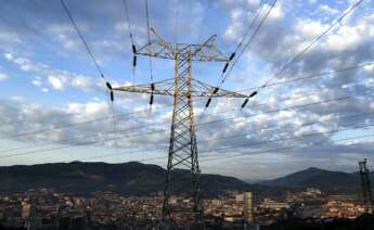 Tercer récord consecutivo de la luz: el precio sube este miércoles hasta los 132,47 euros por MWh. En la imagen, una torre de transporte de energía perteneciente a red eléctrica, con la ciudad de Bilbao al fondo. EFE/LUIS TEJIDO