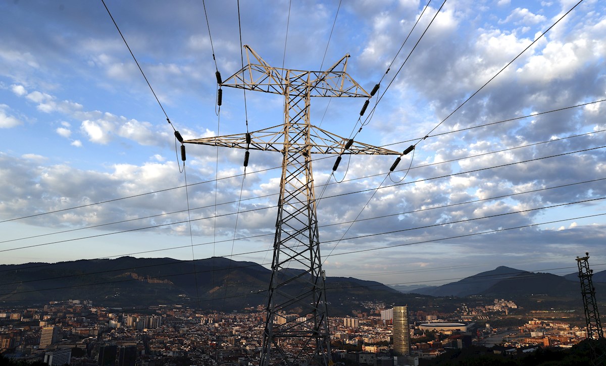 Tercer récord consecutivo de la luz: el precio sube este miércoles hasta los 132,47 euros por MWh. En la imagen, una torre de transporte de energía perteneciente a red eléctrica, con la ciudad de Bilbao al fondo. EFE/LUIS TEJIDO