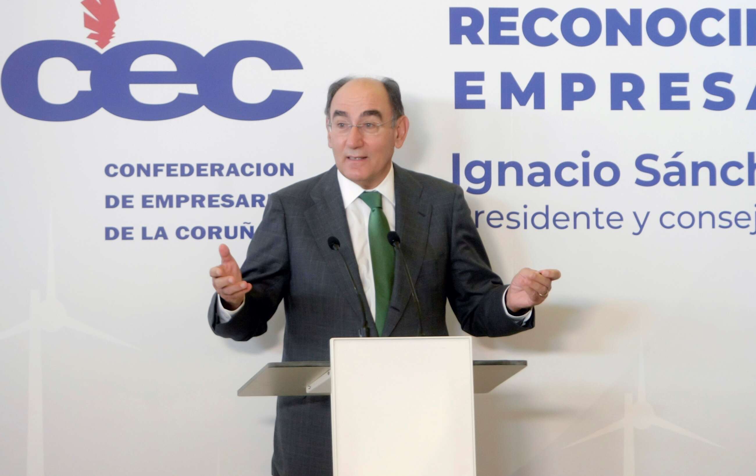 Ignacio Sánchez Galán, presidente de Ibedrola, recoge un premio empresarial en Galicia en julio de 2021. EFE