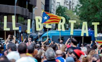 Varias personas participan en la manifestación de este viernes frente al Consulado de Italia en Barcelona para protestar contra por la detención ayer noche del expresidente de la Generalitat Carles Puigdemont en Cerdeña. EFE/ Quique García