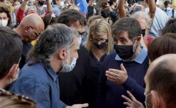 El secretario general de JxCat, Jordi Sànchez (d), acompañado por el presidente dse Omnium Cultural, Jordi Cuixart (i), se concentraron desde primera hora de esta mañana frente al Consulado de Italia en Barcelona para protestar por la detención ayer noche del expresidente de la Generalitat Carles Puigdemont en Cerdeña. EFE/Quique Garcia