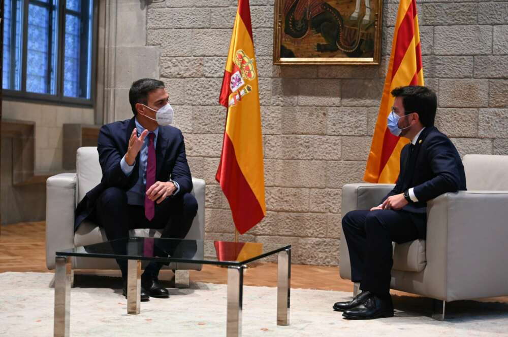 El presidente del Gobierno, Pedro Sánchez, y el presidente de la Generalitat, Pere Aragonès, mantienen un encuentro en el Palacio de la Generalitat antes de reunirse la mesa de diálogo. Foto: Moncloa/Borja Puig de la Bellacasa