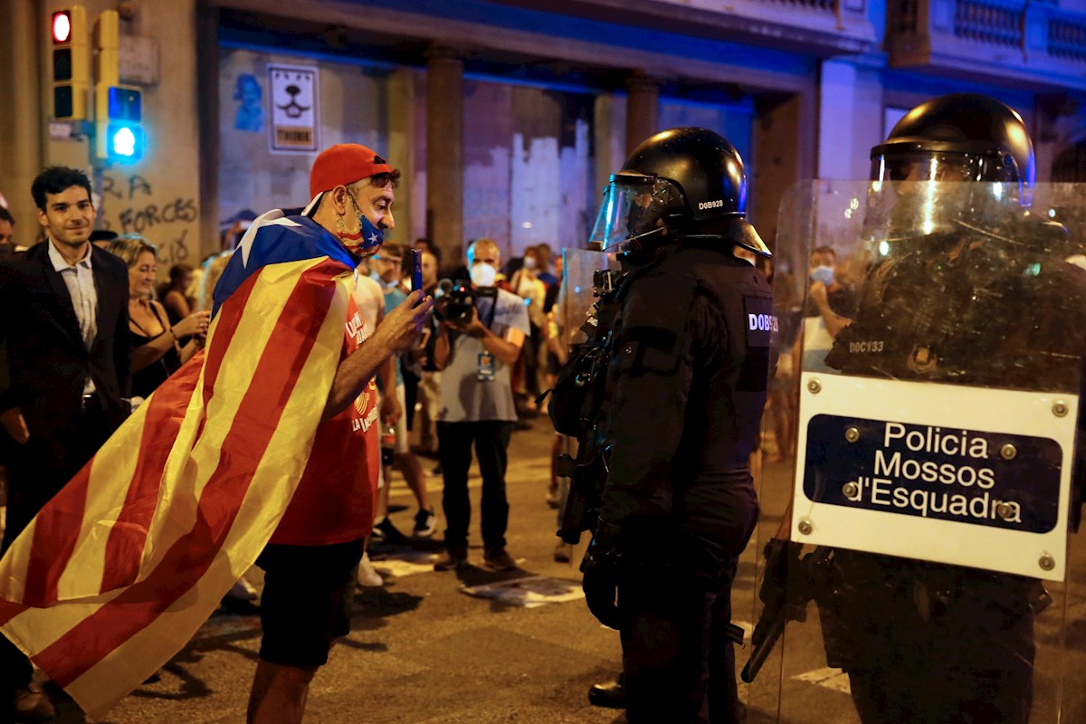 Dimite la vicerrectora de la UPC, Núria Pla, que animó a quemar contenedores en la Diada. EFE/Toni Albir