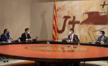 El presidente de la Generalitat, Pere Aragonès (d), junto a su vicepresidente, Jordi Puigneró (2d), y los consellers de Economía, Jaume Giró (i), y Empresa y Trabajo, Roger Torrent (2i), durante la reunión semanal del Govern. EFE/Marta Pérez