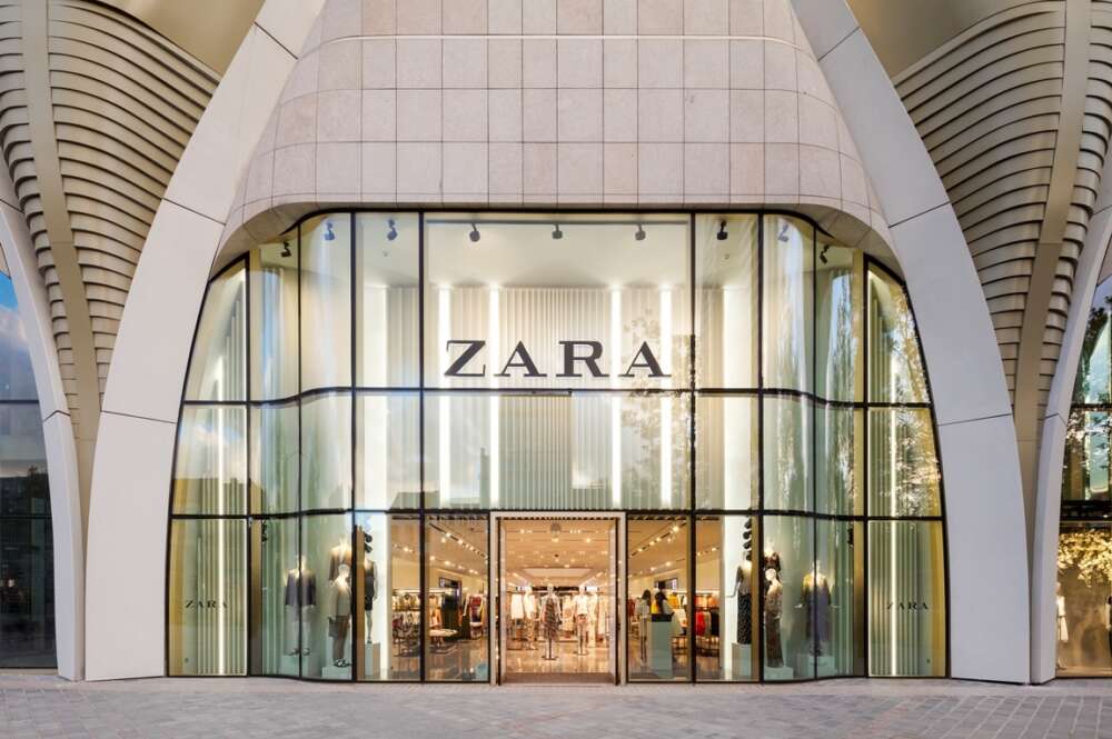 Los pantalones cargo de Zara son una de las tendencias del último año.