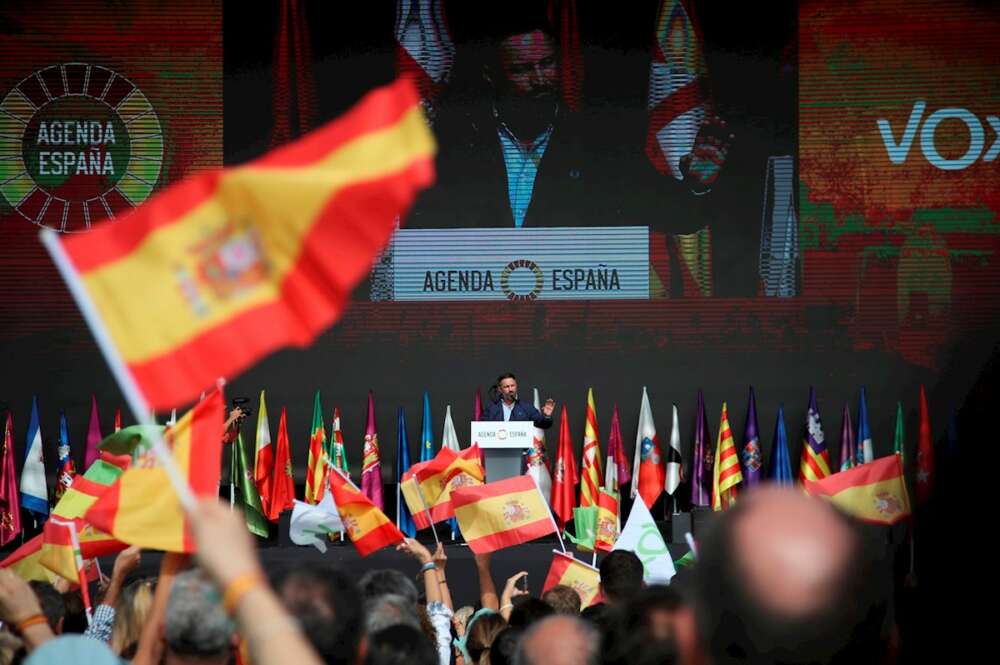 El presidente de Vox, Santiago Abascal, ha presentado este domingo la "Agenda España", en el acto de cierre de "Viva 21. La España en pié" en el recinto de IFEMA, en Madrid. EFE/David Fernández