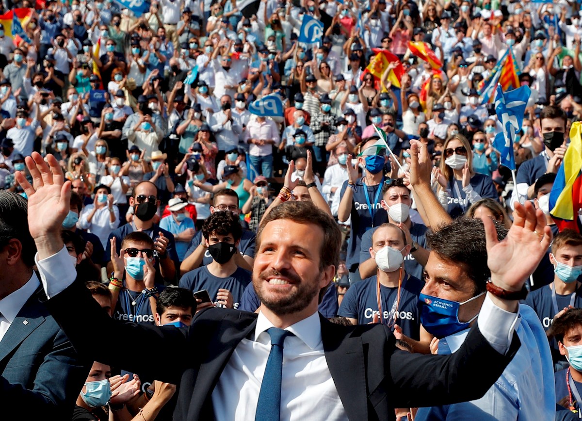 El presidente del PP, Pablo Casado,saluda a los militantes a su llegada a la Plaza de Toros de Valencia, donde cierra hoy la Convención Nacional. EFE/ Manuel Bruque