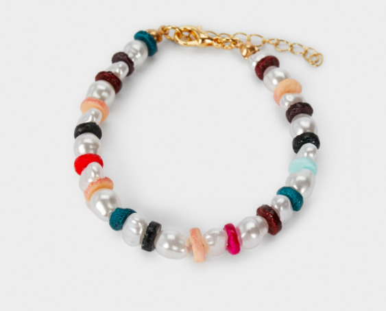 Pulsera ajustable con perlas y abalorios de colores por tan sólo 6,99 euros en Parfois