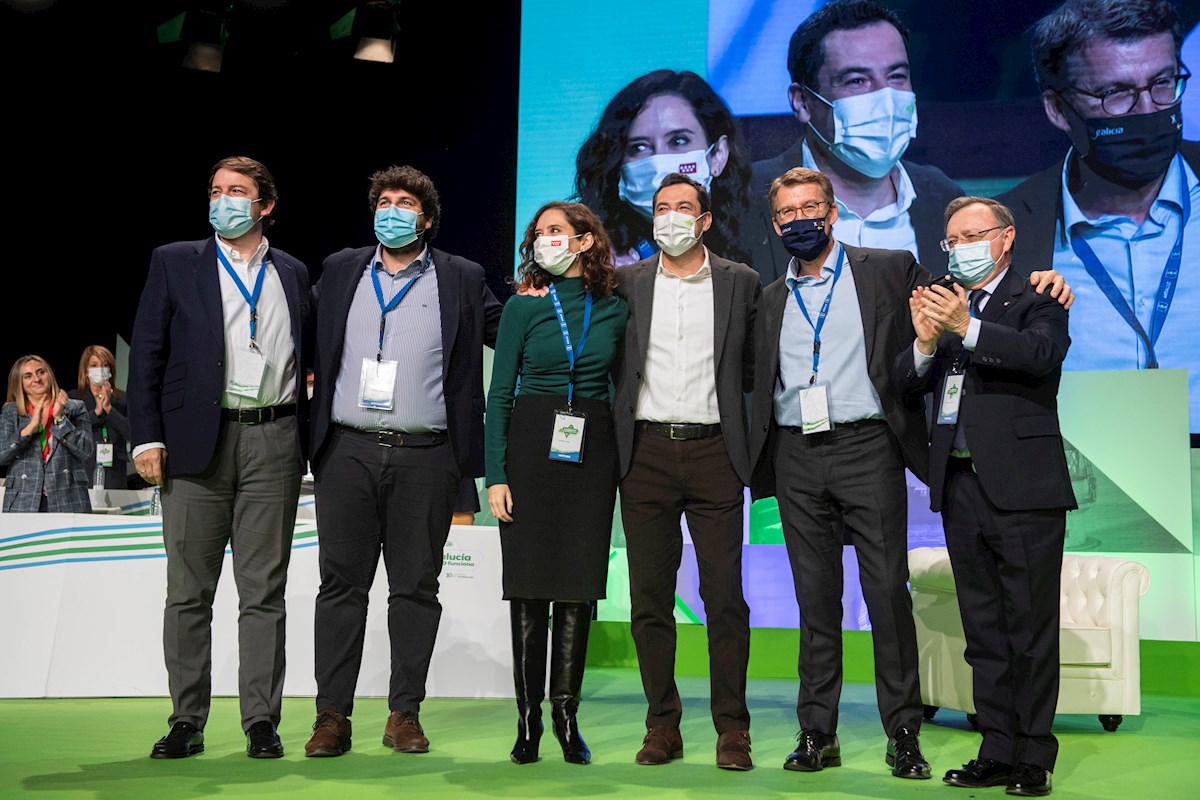 López Miras junto a Juan Manuel Moreno Bonilla, Alfonso Fernández Mañueco, Isabel Díaz Ayuso, Alberto Nuñez Feijóo y Juan Jesús Vivas, en el Congreso del PP-A. Foto: EFE