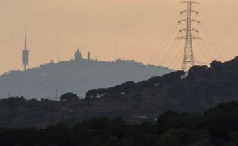 Montaña de Collserola, con la torre que lleva su nombre y el parque del Tibidabo, en la que se podrían instalar dos molinos de viento. EFE