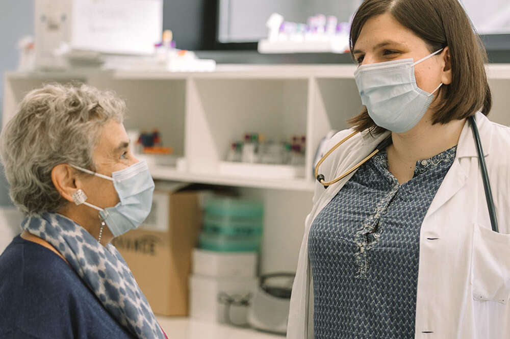 Begoña (izq.) y la Dra. Vieito, oncóloga médica en el Hospital Vall d'Hebron, trabaja en el desarrollo de fármacos nuevos para el tratamiento del cáncer