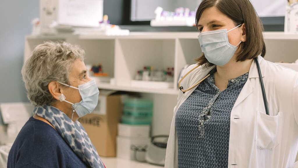 Begoña (izq.) y la Dra. Vieito, oncóloga médica en el Hospital Vall d'Hebron, trabaja en el desarrollo de fármacos nuevos para el tratamiento del cáncer