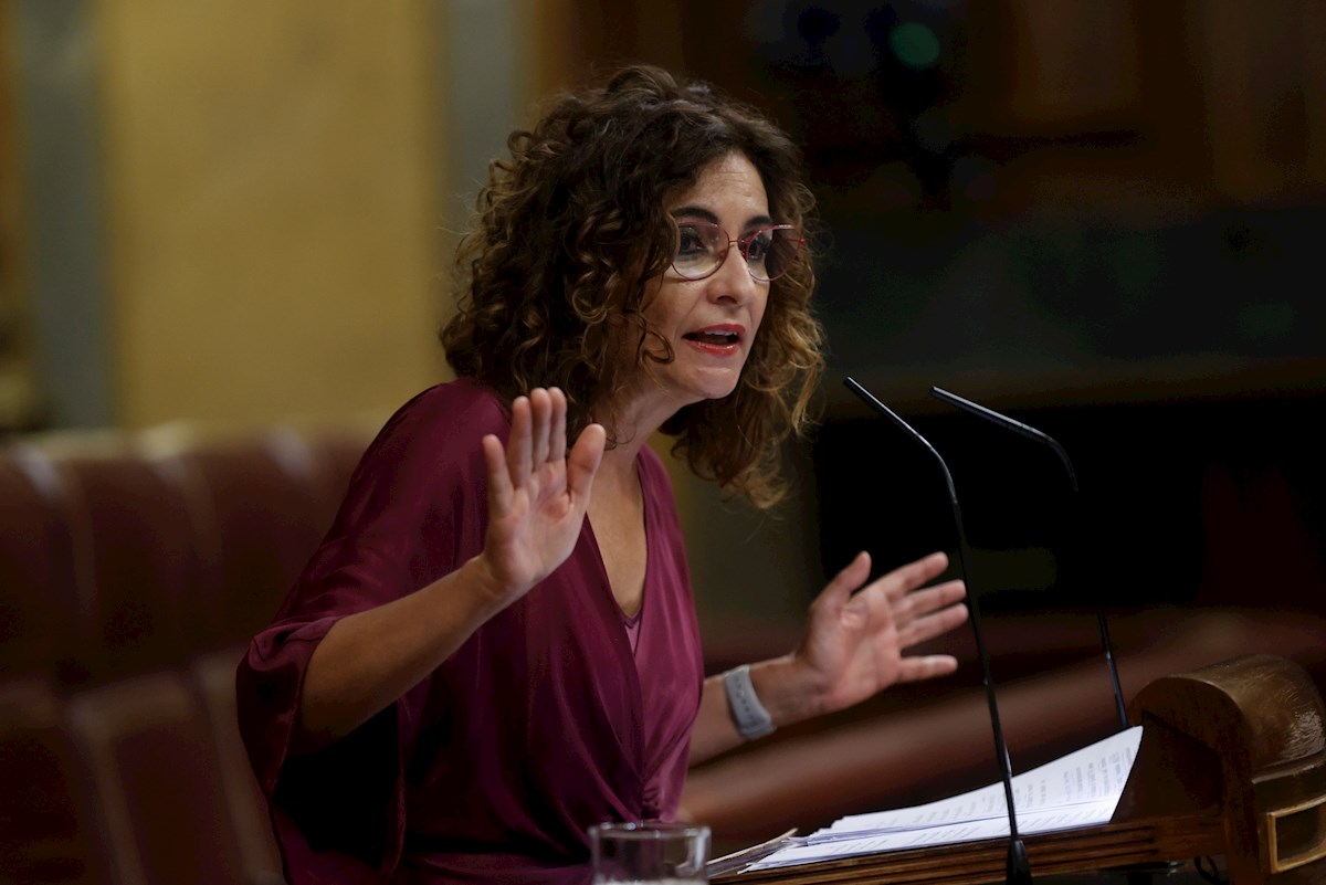 Montero carga contra Ayuso por hacer gala de bajar impuestos y luego "pedir dinero a papá Estado". En la imagen, la ministra de Hacienda, María Jesús Montero, en el debate de enmiendas de totalidad. Foto: EFE