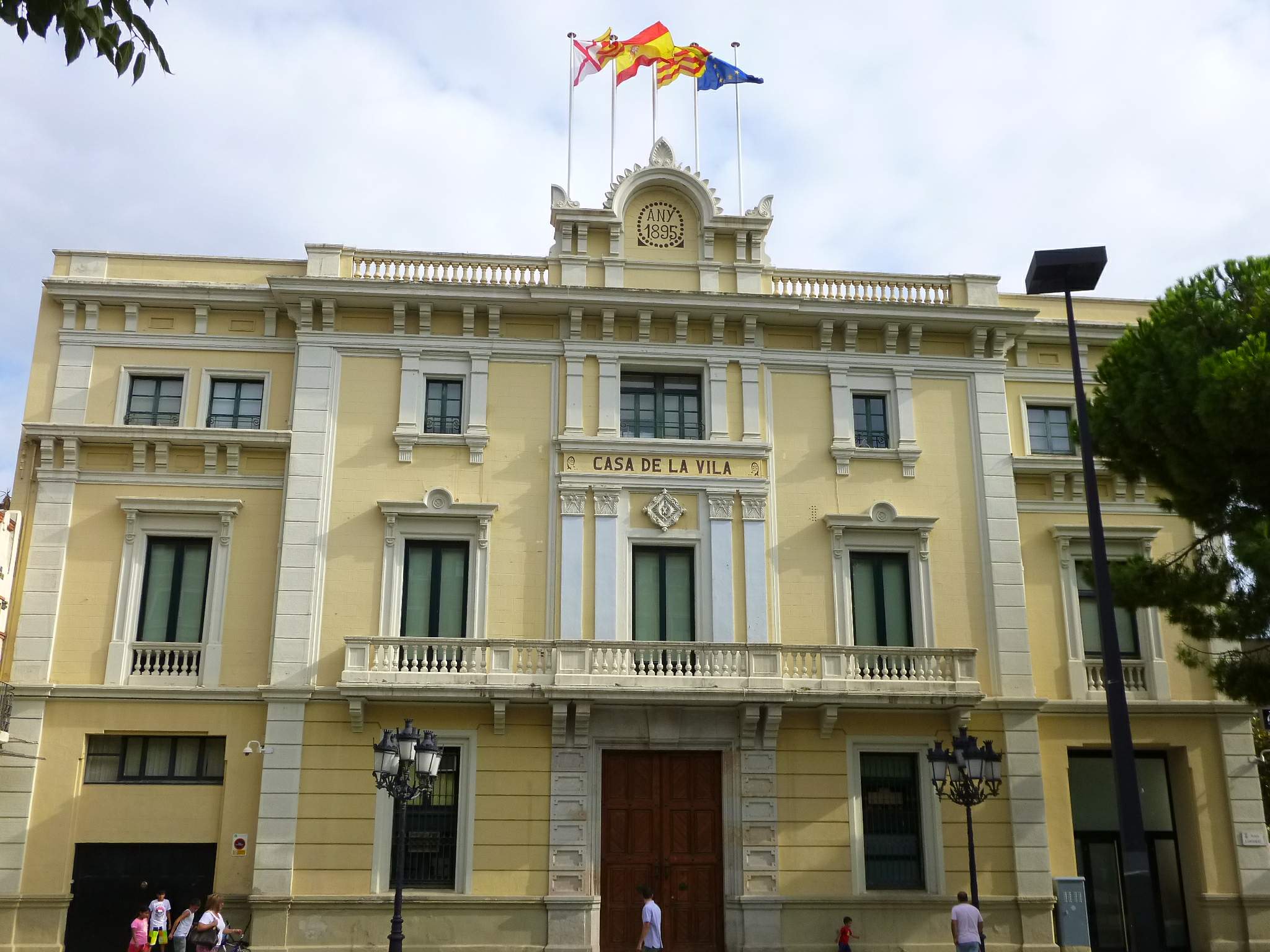 Fachada del ayuntamiento de l'Hospitalet de Llobregat (Barcelona), uno de los que cumple la ley de banderas