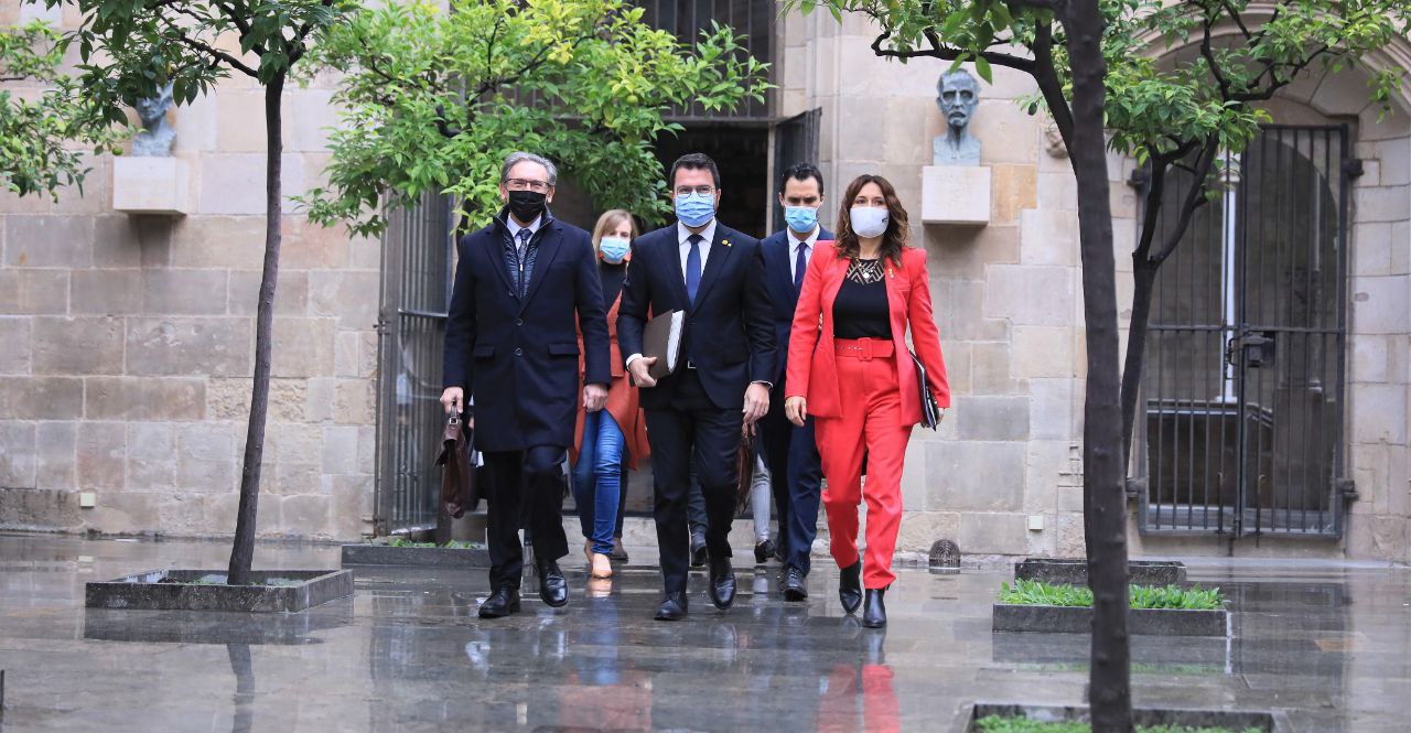 El presidente de la Generalitat, Pere Aragonès, acompañado por el conseller de Economía, Jaume Giró, y la de Presidencia, Laura Vilagrà / Jordi Bedmar