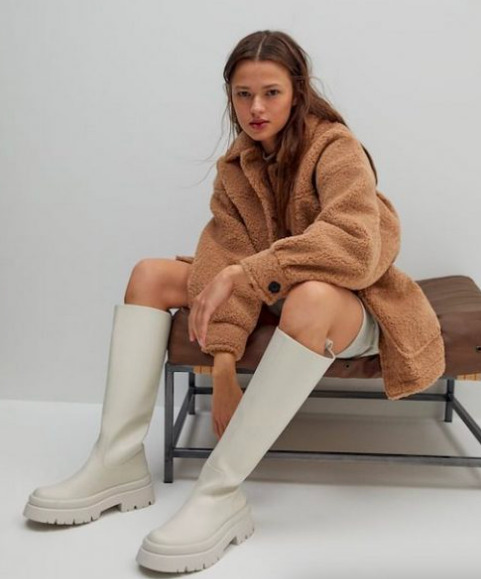 Las botas de Pull&Bear con suela tipo track por 49,99 euros