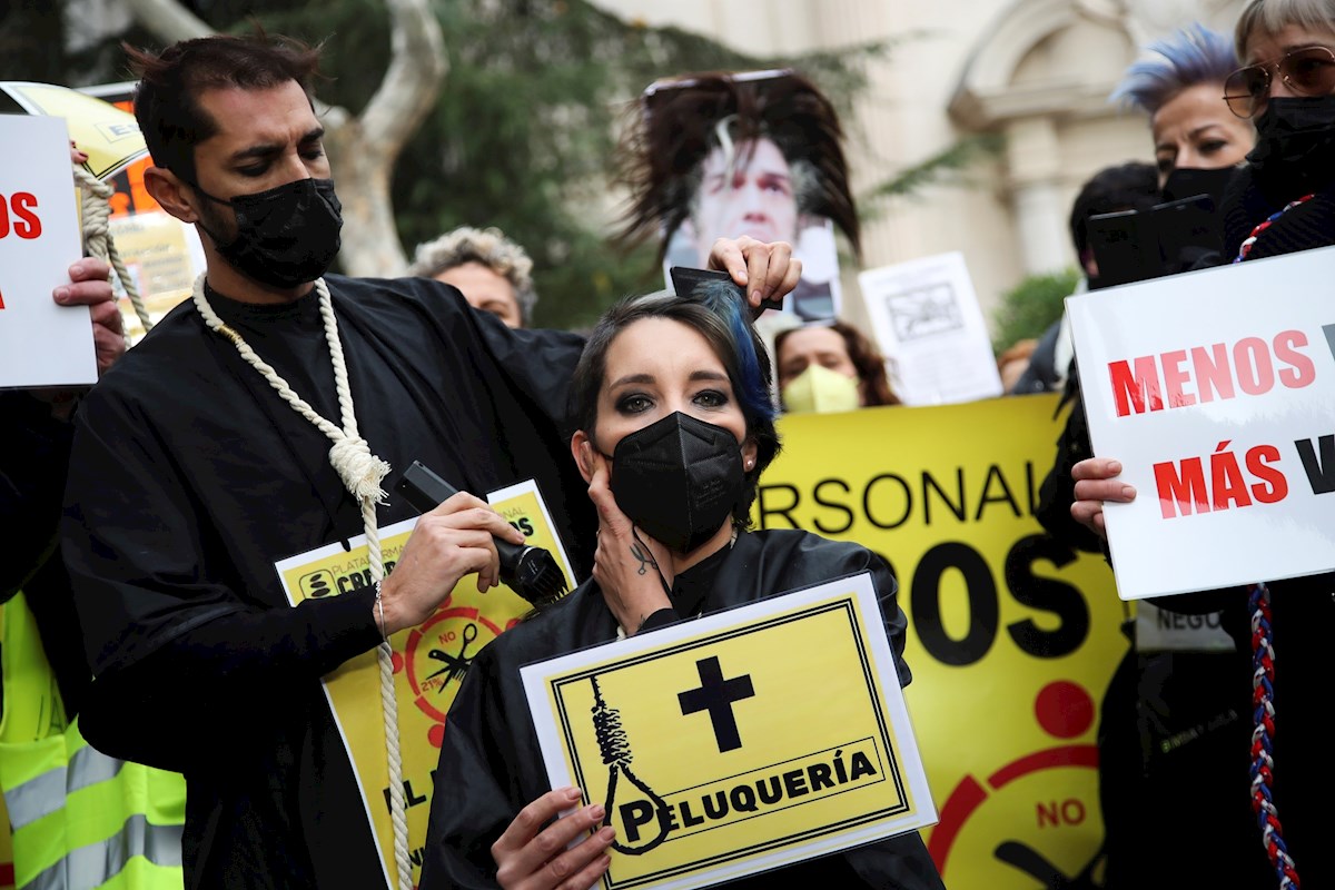 La plataforma "La rebelión de las tijeras rotas" protesta frente al Senado para reclamar la bajada del IVA de este sector en los presupuestos generales del Estado de 2022. EFE/ David Fernández