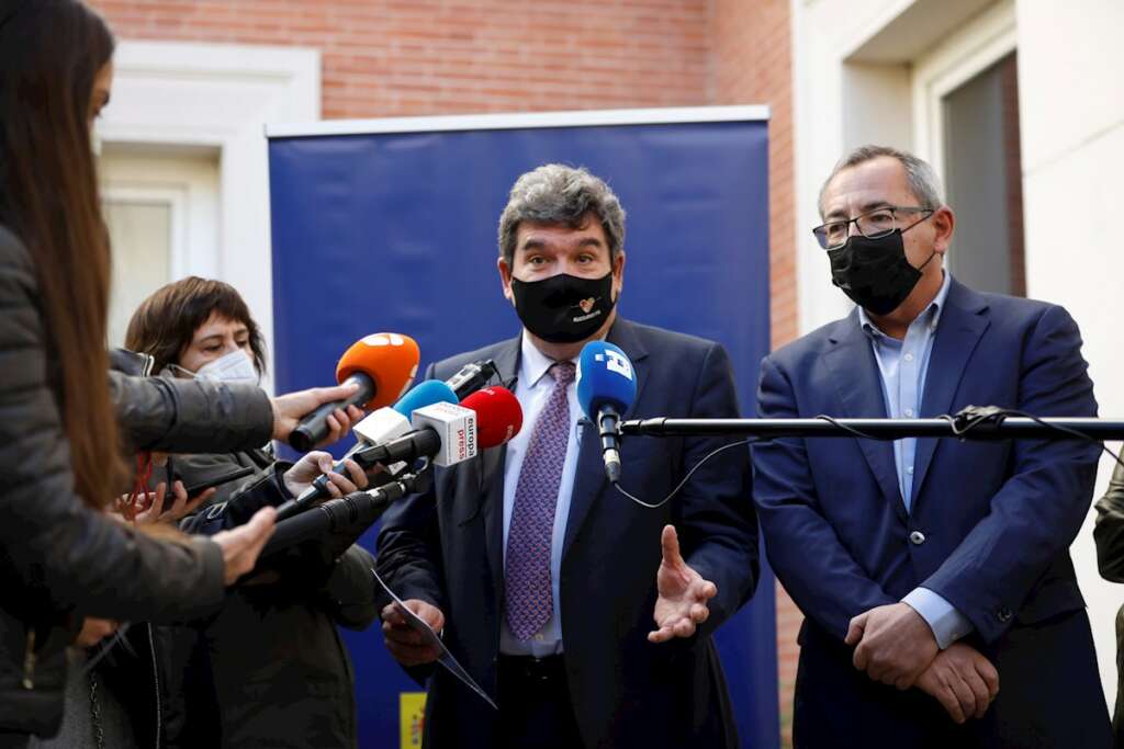 El ministro de Inclusión Social, Seguridad Social y Migraciones, Jose Luis Escrivá, atiende a la prensa antes de la presentación del convenio de itinerarios laborales para personas con discapacidad, este jueves en la sede del Ministerio en Madrid. EFE/David Fernández