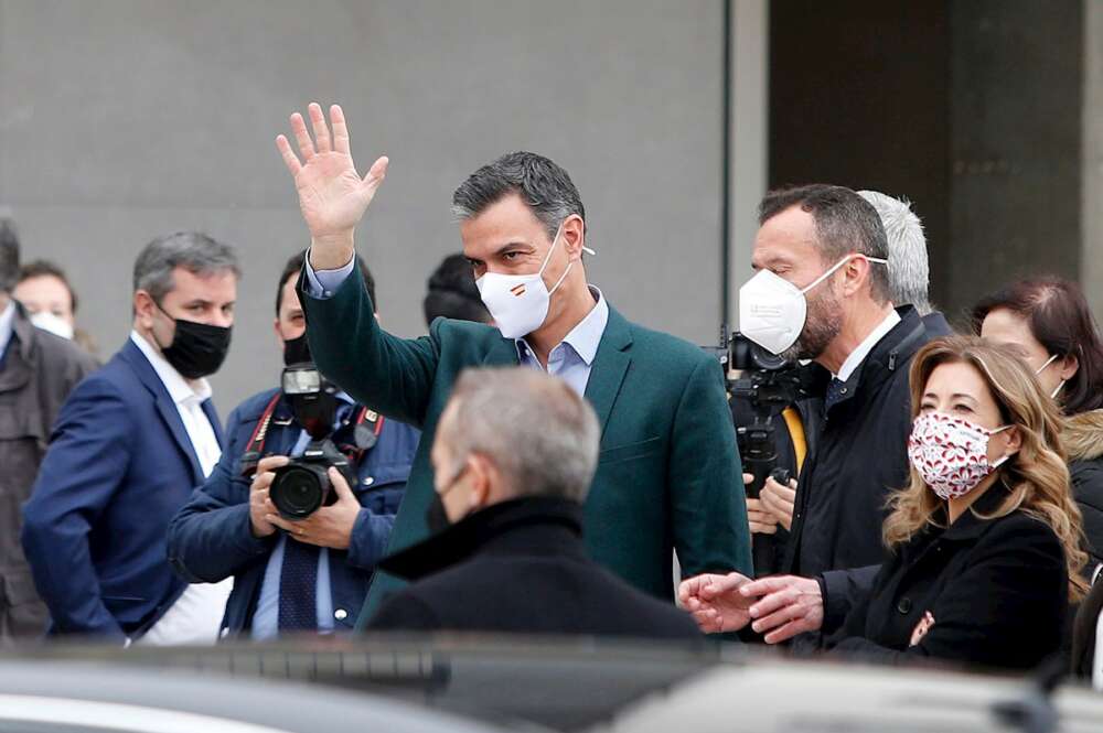 El presidente del Gobierno, Pedro Sánchez y la ministra de Transportes, Raquel Sánchez, (d) tras visitar el área de regeneración y renovación urbana del barrio San Antón de Elche.EFE/ Manuel Lorenzo