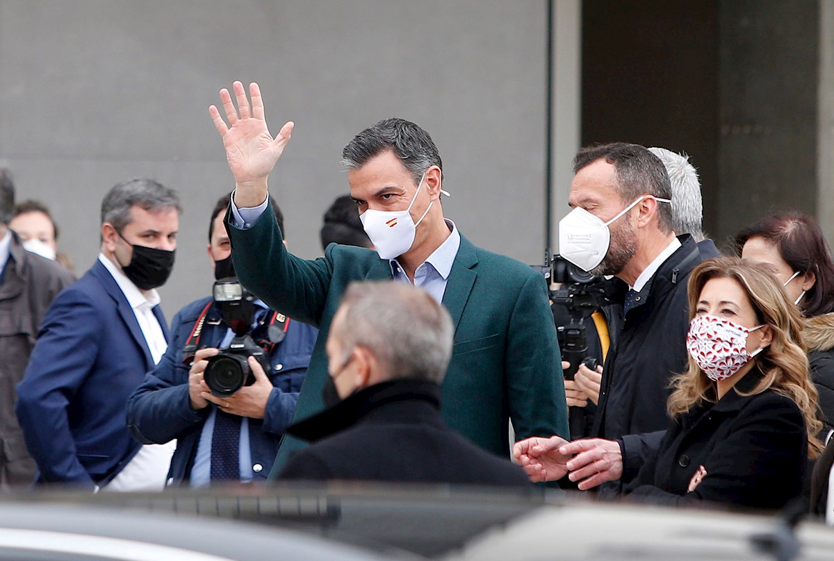 El presidente del Gobierno, Pedro Sánchez y la ministra de Transportes, Raquel Sánchez, (d) tras visitar el área de regeneración y renovación urbana del barrio San Antón de Elche.EFE/ Manuel Lorenzo