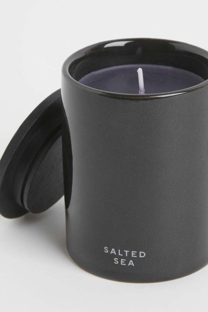 La vela aromática salted sea, disponible en H&M por 9,99 euros.