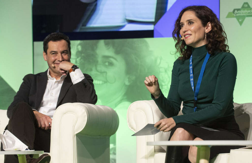 GRANADA, 19/11/2021.- El presidente de la Junta de Andalucía Juan Manuel Moreno Bonilla y la presidenta de la Comunidad de Madrid Isabel Díaz Ayuso durante el 16 Congreso Autonómico del PP andaluz, que ha comenzado hoy viernes en Granada.- EFE/Miguel Ángel Molina