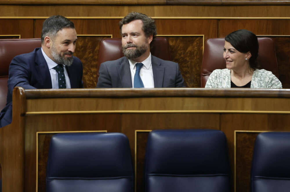 MADRID, 28/04/2022.- El líder de VOX, Santiago Abascal (i), el portavoz de Vox en el Congreso, Iván Espinosa de los Monteros (c), y la secretaria general del partido, Macarena Olona (d), durante el pleno celebrado este jueves en el Congreso. El Congreso ha convalidado este jueves el plan para paliar las consecuencias de la guerra en Ucrania gracias al apoyo de EH Bildu, imprescindible ante el rechazo de ERC, y la oposición del PP, que hasta el último momento había dejado la puerta abierta a la posibilidad de facilitar la aprobación. El real decreto ley, que contiene medidas como la bonificación de 20 céntimos por litro de carburante o ayudas para sectores especialmente afectados por la crisis, ha sido finalmente convalidado por 176 votos a favor, 172 en contra y 1 abstención. EFE/ Mariscal