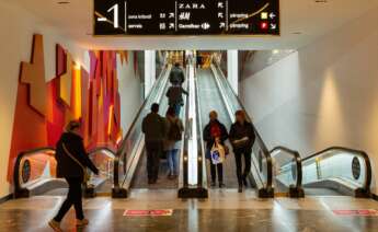 GRAFCAT6013 Barcelona 14/12/2020.- El centro comercial Glories de Barcelona es uno de los distintas galerías comerciales de Catalunya que han podido abrir desde hoy lunes con un aforo máximo del 30% a partir de la modificación de las medidas especiales en materia de salud pública para contener la pandemia de covid-19 en Cataluña.EFE/ Enric Fontcuberta.