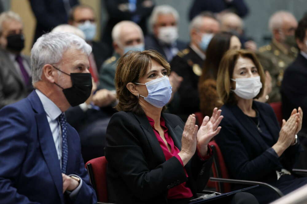 GRAFCAV3235. BILBAO, 07/03/2022.-La Fiscal General del Estado, Dolores Delgado, (c) junto a su homóloga en el País Vasco , Carmen Adam, (d) y el presidente del TSJPV, Iñaki Subijana, (i) este lunes en el acto conmemorativo del "40 Aniversario de aprobación del Estatuto Orgánico del Ministerio Fiscal". EFE/LUIS TEJIDO