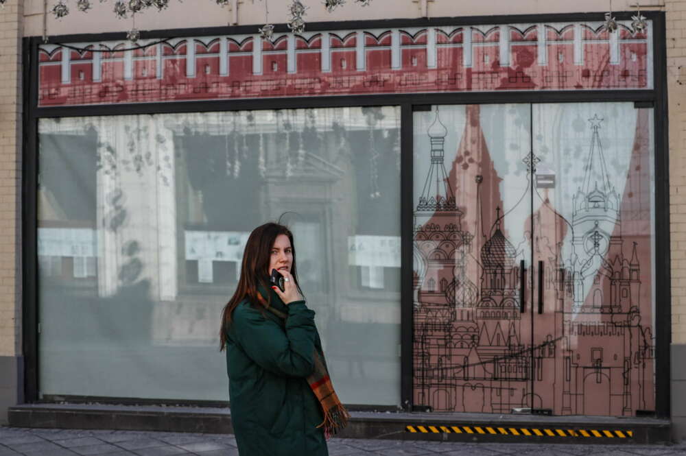 Moscow (Russian Federation), 15/03/2022.- A Russian woman walks in front of windows of empty retail space in the center of Moscow, Russia, 15 March 2022. On 24 February Russian troops had entered Ukrainian territory in what the Russian president declared a 'special military operation', resulting in fighting and destruction in the country, a huge flow of refugees, and multiple sanctions against Russia. (Rusia, Ucrania, Moscú) EFE/EPA/YURI KOCHETKOV