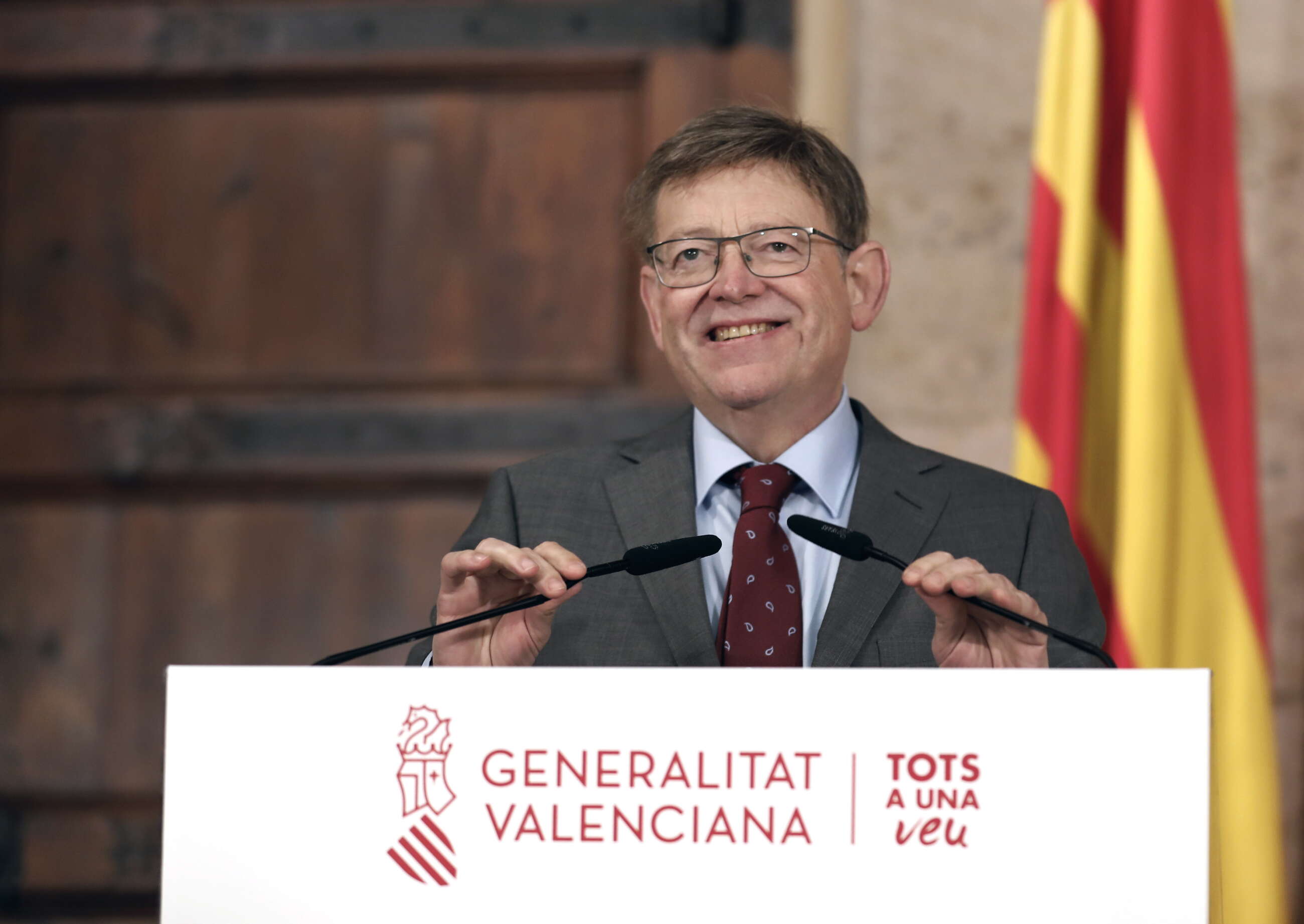 La Comunitat Valenciana va a levantar prácticamente todas las restricciones contra el coronavirus que quedaban, y únicamente mantendrá la obligación de usar mascarilla en interiores (y en exteriores cuando haya aglomeraciones) y la prohibición de fumar en las terrazas.Así lo ha anunciado el president de la Generalitat, Ximo Puig (en la imagen) , tras la reunión de la Mesa Interdepartamental para la Prevención y Actuación ante la COVID-19, que según ha dicho probablemente será la última que se celebre, dado que se ha acordado levantar casi todas las restricciones que quedaban por la buena evolución de la pandemia.EFE/Juan Carlos Cárdenas