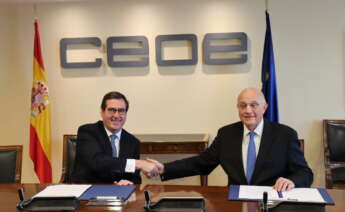 El presidente de la CEOE, Antonio Garamendi, y el presidente de Banco Sabadell firman un acuerdo. CEOE