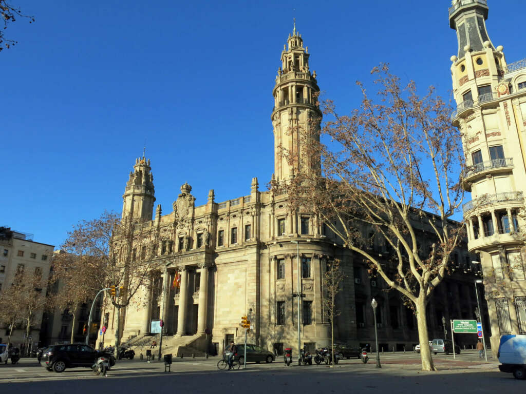 Edificio histórico de Correos en la Vía Layetana de Barcelona, donde el Consorcio de la Zona Franca quiere ubicar un centro de formación. Imagen: Wikipedia