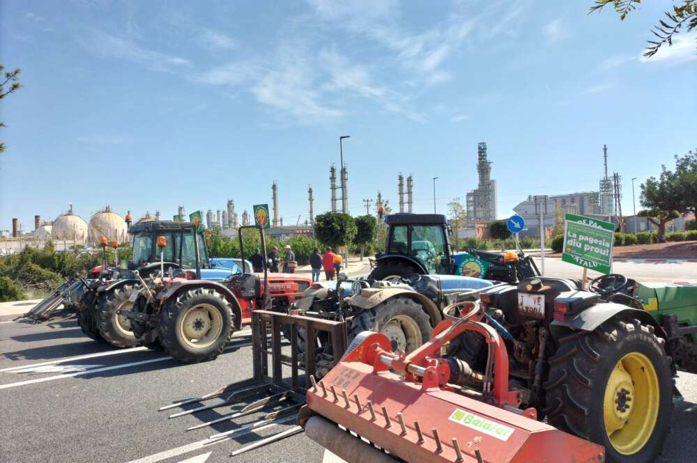 Tractores delante de la entrada del Complejo Industrial Repsol Química en Tarragona. Unió de Pagesos.