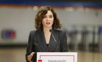 La presidenta de la Comunidad de Madrid, Isabel Díaz Ayuso, inaugura este lunes el Pasillo de la Música en la estación de metro Estadio Metropolitano de Madrid. Este pasillo contará con una muestra de fotografías de cantantes y grupos nacionales e internacionales en gran formato que podrán conocer los usuarios del suburbano. EFE/ Víctor Casado