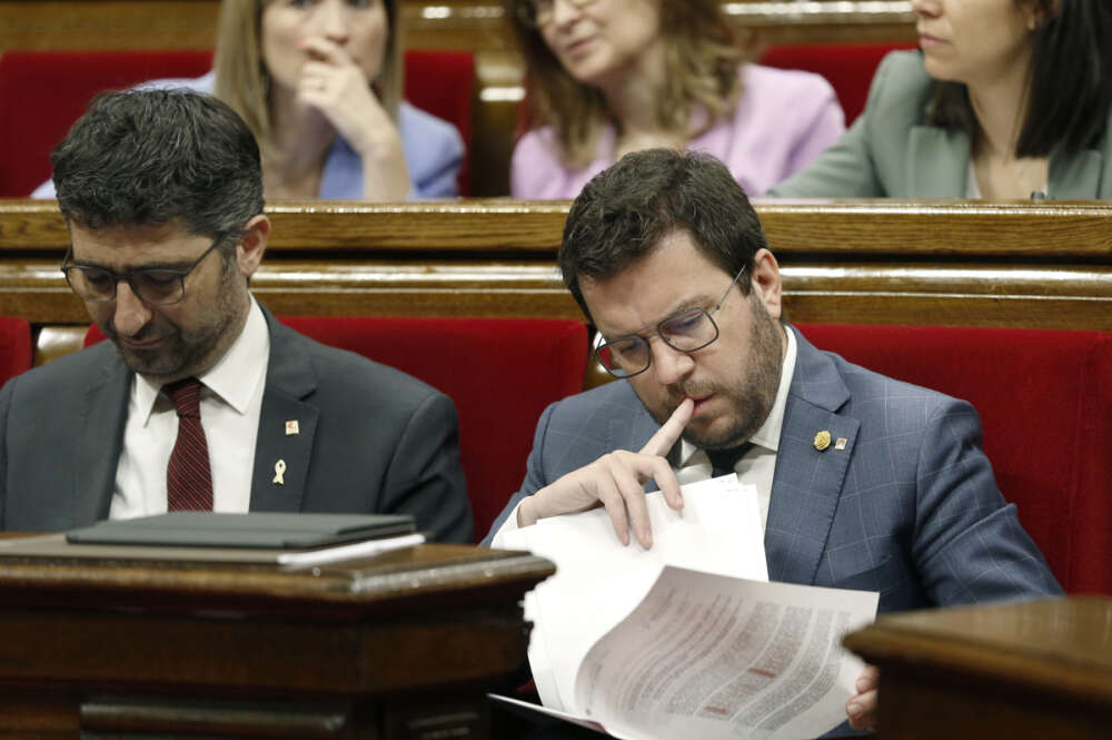 El presidente de la Generalitat, Pere Aragonès (d) junto al vicepresidente del Govern, Jordi Puineró (i) durante el pleno del Parlament de Cataluña, que ha aprobado este miércoles tramitar con la máxima urgencia la proposición de ley sobre el uso y aprendizaje de las lenguas oficiales en la enseñanza no universitaria, que podrá así ser aprobada este viernes.EFE/Andreu Dalmau