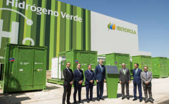 El rey Felipe junto al presidente de Castilla-La Mancha, Emiliano García-Page (3i), y el presidente de Iberdrola, Ignacio Galán (3d), entre otros, durante la inauguración de la planta de hidrógeno verde de la compañía en Puertollano, este viernes. EFE/Jesús Monroy