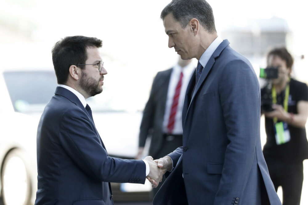 GRAFCAT7353. BARCELONA 06/05/2022.- El presidente de la Generalitat, Pere Aragonès (i) saluda al presidente del Gobierno, Pedro Sánchez (d) a su llegada a la última jornada de la Reunión del Cercle d'Economia. EFE/Andreu Dalmau