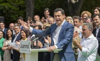 JEREZ DE LA FRONTERA (CÁDIZ), 15/05/2022.- El presidente del Partido Popular de Andalucía, Juanma Moreno, da un discurso mientras preside el acto de presentación de los 109 candidatos del PP de Andalucía para las elecciones autonómicas del 19-J, este domingo en Jerez de la Frontera. EFE/Román Ríos.