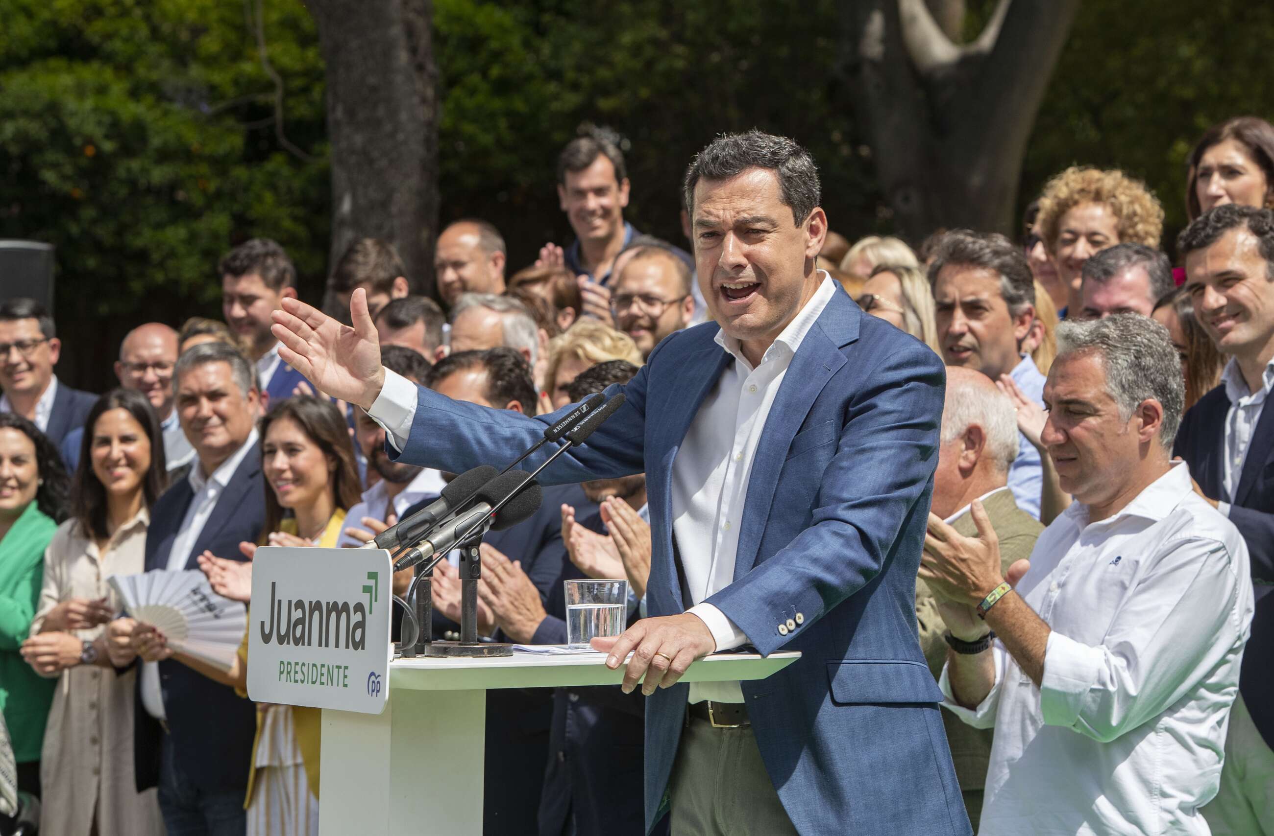 JEREZ DE LA FRONTERA (CÁDIZ), 15/05/2022.- El presidente del Partido Popular de Andalucía, Juanma Moreno, da un discurso mientras preside el acto de presentación de los 109 candidatos del PP de Andalucía para las elecciones autonómicas del 19-J, este domingo en Jerez de la Frontera. EFE/Román Ríos.