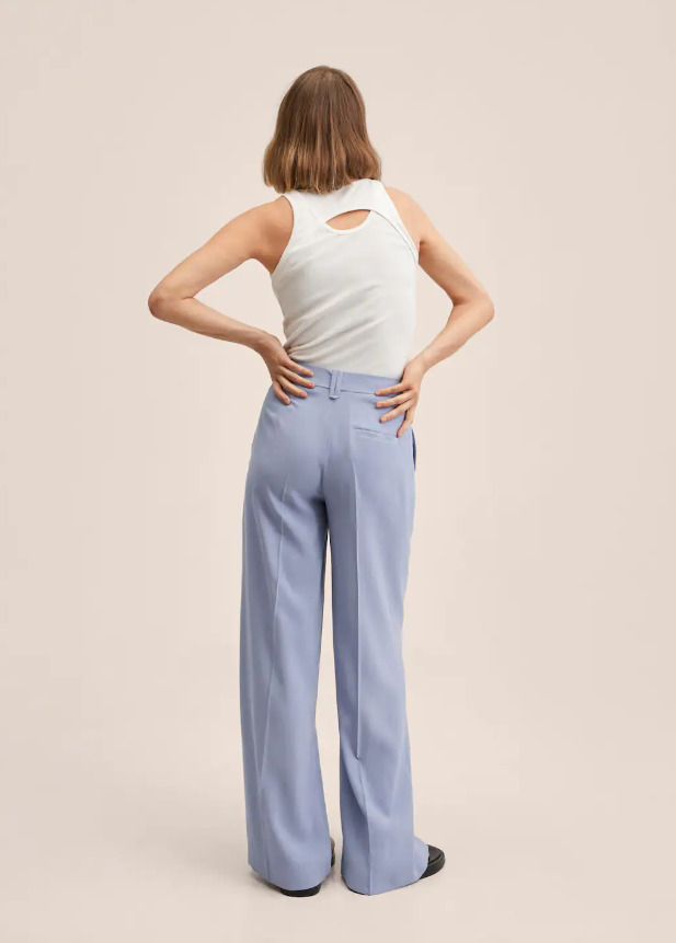 El pantalon de pinzas de Mango Outlet ideal para ir a la oficina