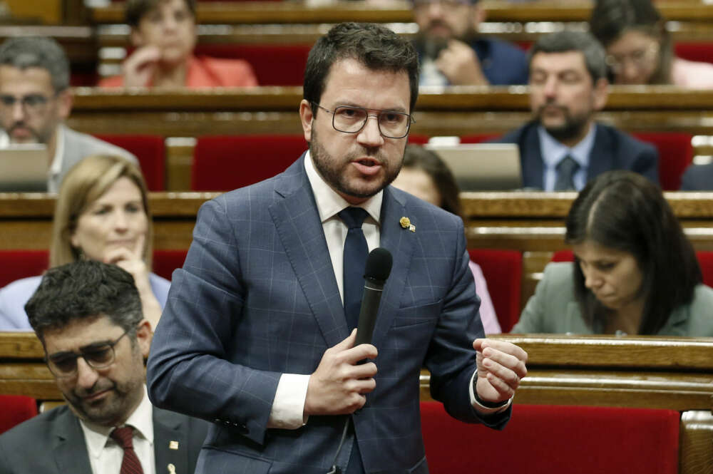 GRAFCAT8060. BARCELONA (ESPAÑA), 25/05/2022.- El presidente de la Generalitat, Pere Aragonès, interviene durante el pleno del Parlament de Cataluña, que ha aprobado este miércoles tramitar con la máxima urgencia la proposición de ley sobre el uso y aprendizaje de las lenguas oficiales en la enseñanza no universitaria, que podrá así ser aprobada este viernes.EFE/Andreu Dalmau