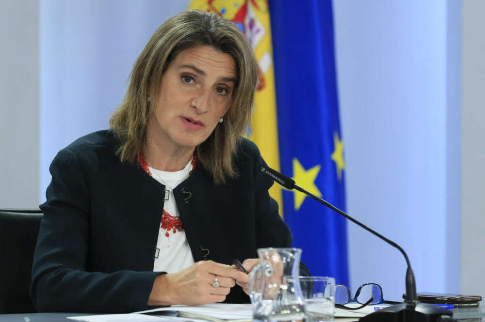 MADRID, 13/05/2022.- La vicepresidenta tercera y ministra para la Transición Ecológica, Teresa Ribera, da una rueda de prensa tras la celebración de un Consejo de Ministros extraordinario para aprobar el mecanismo para limitar el precio del gas destinado a la producción eléctrica, en coordinación con Portugal y después de visto bueno preliminar de la Comisión Europea, este viernes, en el complejo del Palacio de la Moncloa. EFE/ Fernando Alvarado