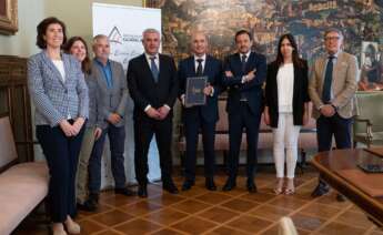 Foto de familia y, en el centro, el presidente de la Diputación de Guadalajara, José Luis Vega; y el director territorial de CaixaBank en Castilla-La Mancha, Jaime Campos.