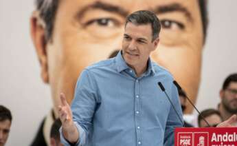 TORREDELCAMPO (JAÉN), 14/05/2022.- El secretario general del PSOE y presidente del Gobierno, Pedro Sánchez (c), da un discurso mientras acompaña al candidato socialista a la presidencia de la Junta de Andalucía y secretario general del PSOE-A, Juan Espadas (c) en un acto de la precampaña para las elecciones autonómicas del 19 de junio este sábado en la localidad jiennense de Torredelcampo. EFE/ José Manuel Pedrosa